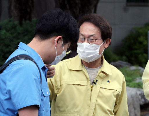 신종 코로나바이러스 감염증(코로나19)로 미뤄졌던 고3 학생들의 등교가 시작된 20일 오전 서울 종로구 경복고등학교에서 조희연 서울시교육감이 등교하는 학생들의 체온검사를 하고 있다. 뉴시스