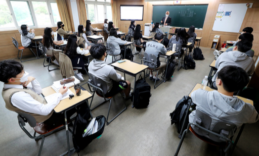 고등학교 3학년 학생들의 등교가 시작된 20일 인천 부평구 인천외국어고교에서 학생들이 수업을 듣고 있다. 인천=뉴스1