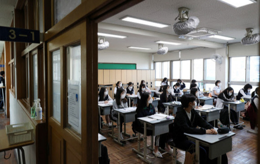 고등학교 3학년 등교 개학 첫날인 21일 오전 부산 동래구 중앙여고에서 학생들이 수업을 듣고 있다. 연합뉴스