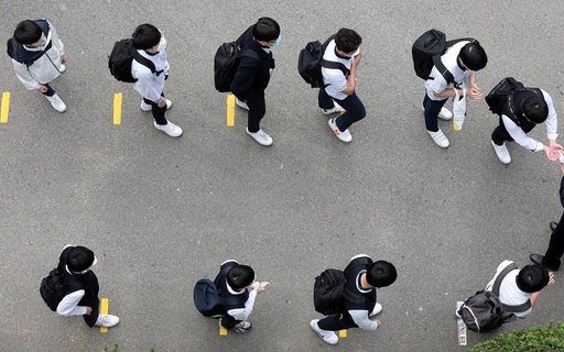 올해 첫 고등학교 3학년 등교 개학이 이뤄진 20일, 경기도 수원시 팔달구 수원고등학교에서 학생들이 마스크를 쓴 채 손 소독을 하고 있다. 수원=뉴스1