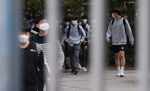 20일 오후 서울 종로구 경복고등학교에서 3학년 학생들이 이번 학기 첫 등교 수업을 마치고 귀가하고 있다. 연합뉴스.