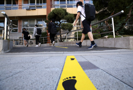 고교 3학년생을 대상으로 한 전국연합학력평가가 실시된 21일 오전 서울 영등포구 여의도고등학교에서 학생들이 서로 간격을 유지한 채 일렬로 안내선을 따라 등교하고 있다. 연합뉴스