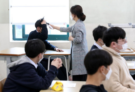 21일 오전 서울 용산동 용산고등학교에서 고3 학생들이 2020년 전국연합학력평가를 치르기 위해 등교, 발열 확인을 받고 있다. 뉴시스