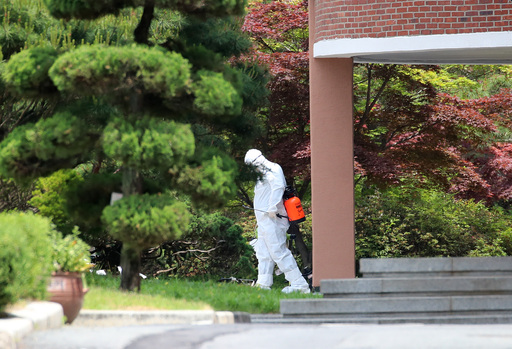 21일 신종 코로나바이러스 감염증(코로나19) 확진자가 나온 대구 수성구 노변동 대구농업마이스터고에서 방역당국 관계자가 방역을 하고 있다. 대구=뉴스1
