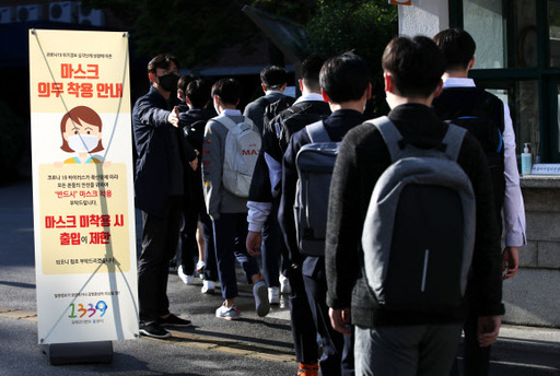 21일 오전 서울 용산동 용산고등학교에서 고3 학생들이 2020년 전국연합학력평가를 치르기 위해 등교하고 있다. 뉴시스