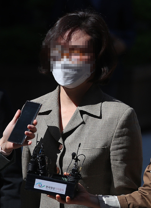 자녀 입시비리 의혹 등으로 기소된 정경심 동양대 교수가 21일 서울 서초구 서울중앙지법에서 열린 14차 공판에 출석해 기자들의 질문을 듣고 있다. 뉴시스