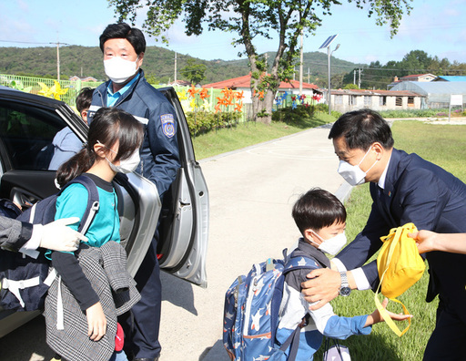 장석웅 교육감이 20일 전남 무안군 일로읍 일로동초등학교 앞에서 등교 학생들을 맞이하고있다. 전남도교육청 제공