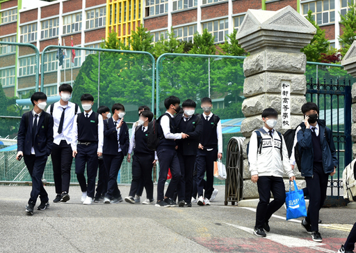 지난 20일 오전 인천에서 신종 코로나바이러스 감염증(코로나19) 고3 확진자 2명이 발생하자 인천시 연수구 한 고등학교에서 고3 학생들이 등교 두시간 만에 귀가하고 있다. 뉴스1