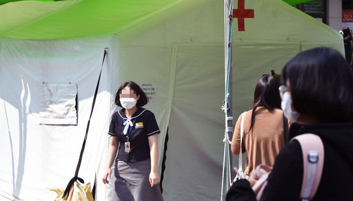 대구에서 고등학생 1명이 등교 하루 만에 신종 코로나바이러스 감염증(코로나19) 확진 판정을 받은 가운데 22일 한 고등학교 3학년 학생이 대구 달서구보건소 선별진료소에서 검체를 채취한 뒤 나오고 있다. 대구=뉴시스