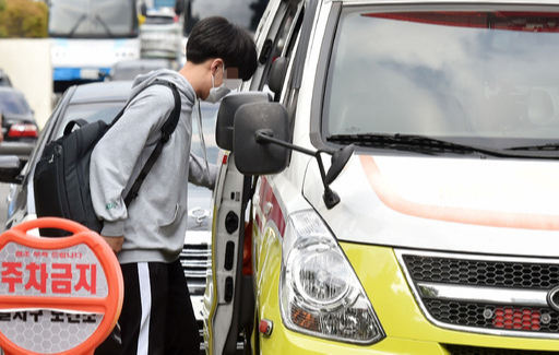 대구에서 고등학생 1명이 등교 하루 만에 신종 코로나바이러스 감염증(코로나19) 확진 판정을 받은 가운데 22일 한 고등학교 3학년 학생이 대구 달서구보건소 선별진료소에서 검체를 채취한 뒤 구급차에 올라타고 있다. 대구=뉴시스