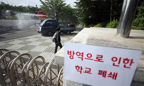 지난 21일 오후 대구시 수성구 대구농업마이스터고에서 학교 관계자들이 방역작업을 하고 있다. 연합뉴스