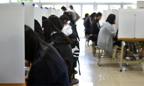 대구 중구 남산동의 한 고등학교에서 학생들이 신종 코로나바이러스 감염증(코로나19) 예방을 위해 칸막이가 설치된 급식실에서 지그재그로 간격을 벌려 앉아 점심을 먹고 있다. 뉴시스