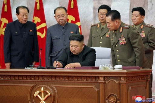 조선중앙통신이 24일 보도한 노동당 중앙군사위원회 제7기 제4차 확대회의 모습. 군사위 주요 간부들이 김정은 국무위원장(가운데) 주위에 모여 있다. 연합뉴스