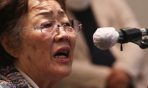 일본군 위안부 피해자 이용수 할머니가 25일 오후 대구 수성구 만촌동 인터불고 호텔에서 열린 기자회견에서 입장을 밝히고 있다. 뉴시스