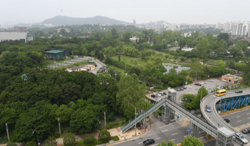 국토교통부와 서울시, 경찰청 등이 앞으로 조성될 용산공원에 옛 방위사업청 부지 내 경찰청 시설 이전 예정 부지를 추가로 편입하는 방향으로 추진 중이라고 25일 밝혔다. 사진은 서울 용산가족공원 전경. 남정탁 기자