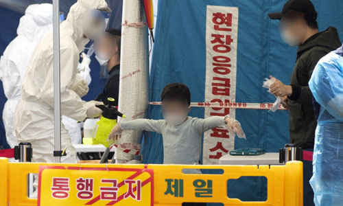 26일 부모와 함께 서울 강서구 보건소 선별진료소를 찾은 어린이가 신종 코로나바이러스 감염증(코로나19) 검사를 받고 있다. 연합뉴스