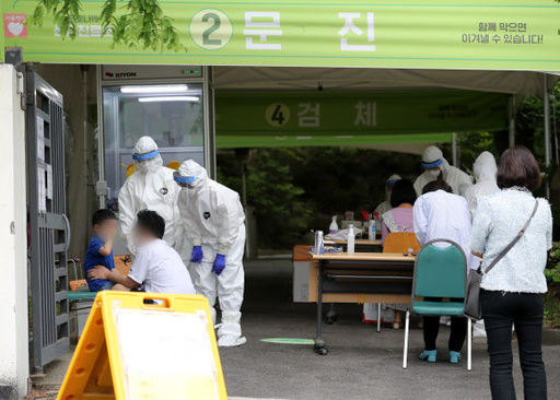 서울 은평구 연은초등학교 재학 중인 초등학생 1명이 신종 코로나바이러스 감염증(코로나19)에 확진된 것으로 확인된 26일 서울 은평구 시립은평병원 선별진료소에서 의료진들이 내원객들을 진료하고 있다. 뉴스1