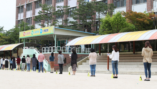 26일 오후 경기도 수원시 한일초등학교에서 교사들이 등교 수업을 앞두고 신종 코로나바이러스 감염증(코로나19) 예방을 위한 거리 두기 등교 동선을 익히고 있다. 수원=연합뉴스