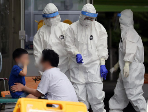 서울 은평구 시립은평병원 선별진료소에서 의료진들이 내원객들을 진료하고 있다. 뉴스1