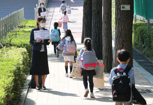 전국 고등학교 2학년, 중학교 3학년, 초등학교 1·2학년과 유치원생이 등교해 교실에서 수업을 받는 27일 오전 서울 송파구 세륜초등학교에서 초등학생들이 등교하고 있다. 뉴시스