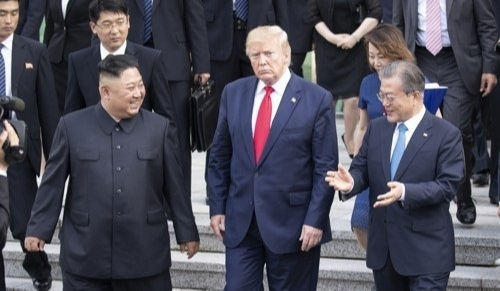 문재인 대통령(오른쪽)과 북한 김정은 국무위원장(왼쪽), 도널드 트럼프 미국 대통령이 지난해 6월30일 오후 판문점 남측 자유의 집을 나서며 얘기를 나누고 있다. 연합뉴스