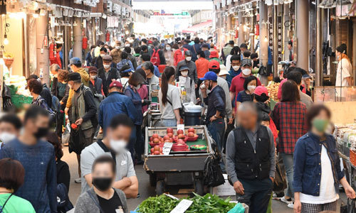 지난 17일 대표적 재래시장인 서울 경동시장에 많은 시민이 물건을 사고 있다. 이제원 기자