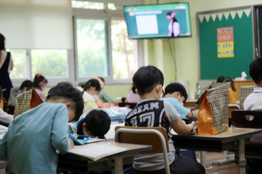 유치원과 초등학교 1~2학년이 첫 등교를 시작한 27일 광주 광산구 수완초등학교에서 초등학교 1학년 학생들이 EBS 수업을 듣고 있다. 연합뉴스