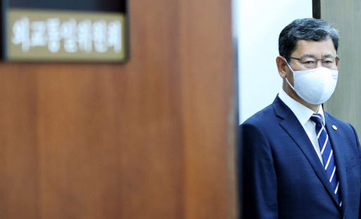 김연철 통일부 장관이 22일 오전 윤상현 국회 외교통일 위원장과 면담하기 위해 위원장실로 입장하고 있다. 연합뉴스