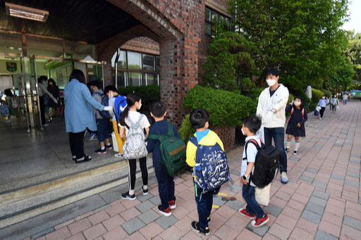 유치원과 초등학교 1∼2학년이 등교를 시작한 27일 서울 송파구 세륜초등학교에서 학생들이 등교하고 있다. 뉴스1