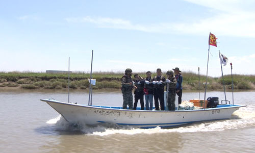 현장 점검하는 金 장관 김연철 통일부 장관(왼쪽 네 번째)이 27일 남북 한강하구 공동이용 사업을 재추진하기 위해 김포시 한강하구 일대를 방문해 현장을 점검하고 있다. 통일부 제공
