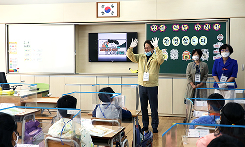 27일 조희연 서울시 교육감이 서울 송파구 세륜초등학교의 교실 수업을 방문, 학생들에게 인사말을 하고 있다. 서울시교육청 제공