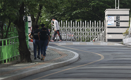 27일 대구 수성구 오성고등학교에서 고3 학생 1명이 신종 코로나바이러스 감염증(코로나19) 양성 판정을 받은 가운데 이날 오전 오성고등학교의 출입이 통제되고 있다. 연합뉴스