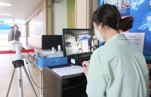 초등학교 1∼2학년생의 등교개학이 이뤄진 27일 인천시 미추홀구의 한 초등학교에서 교직원이 열화상 카메라 등 방역물품을 점검하고 있다. 연합뉴스