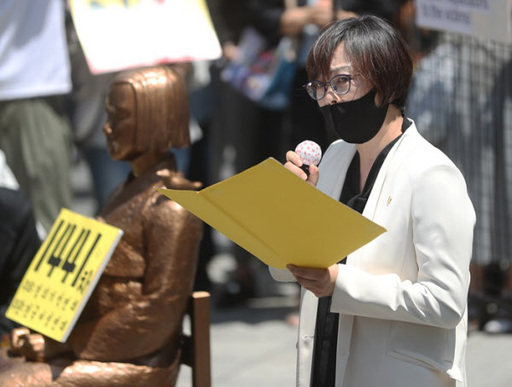 이나영 정의기억연대 이사장이 27일 오후 종로구 옛 일본대사관 앞에서 열린 1441차 수요집횡서 발언을 하고 있다. 연합뉴스