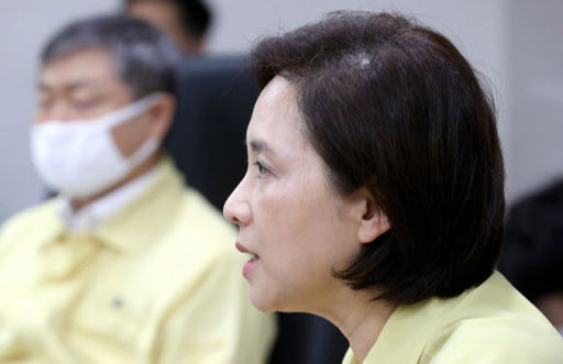 유은혜 사회부총리 겸 교육부 장관이 지난 27일 오전 세종시 정부세종청사에서 서울·인천·경기·대구·경북 등 5개 시도교육청 부교육감들과 영상으로 열린 등교수업지원 상황점검 회의에서 발언하고 있다. 연합뉴스