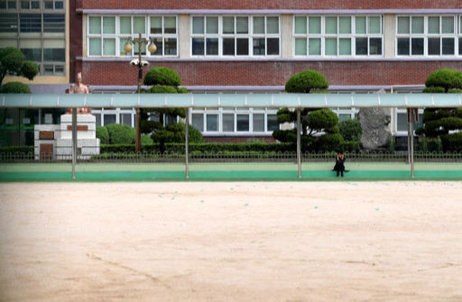 쿠팡 부천 물류센터발 코로나19 확산 여파로 인천 부평구와 계양구 관내 유치원과 학교의 등교 수업이 중지된 가운데 28일 오전 인천 부평구의 한 초등학교 운동장이 텅 비어 있다. 연합뉴스