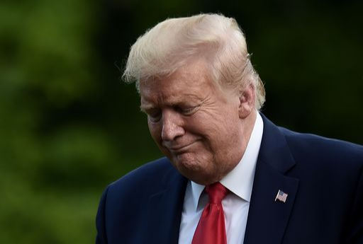 27일(현지시간) 스페이스X의 유인우주선 발사를 참관하러 플로리다주 케이프 커내버럴 케네디 우주센터를 방문했던 도널드 트럼프 미국 대통령이 발사연기 소식을 듣고 백악관으로 다시 돌아가는 모습. 워싱턴=AFP연합뉴스