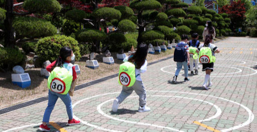 초등학교 저학년 등교 첫날인 27일 오후 경남 창원 토월초등학교 1학년 학생들이 하교하고 있다. 연합뉴스