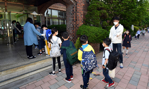 전국 고등학교 2학년, 중학교 3학년, 초등학교 1·2학년과 유치원생이 등교해 교실에서 수업을 받는 27일 오전 서울 송파구 세륜초등학교에서 초등학생들이 등교하고 있다. 뉴시스