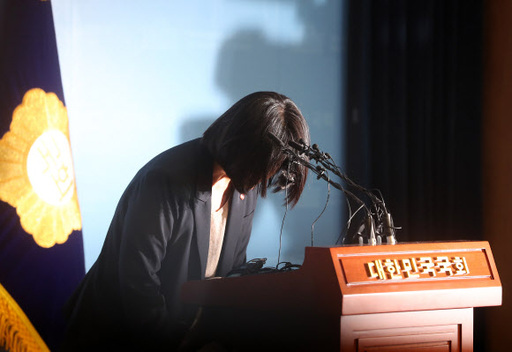 더불어민주당 윤미향 당선인이 29일 국회 소통관에서 정의기억연대(정의연) 회계부정 등과 관련해 기자회견을 마치고 인사하고 있다. 연합뉴스