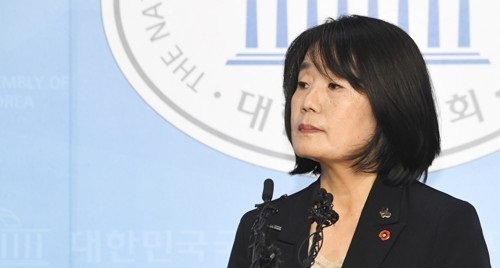 더불어민주당 윤미향 당선인이 29일 오후 국회 소통관에서 정의기억연대 활동 당시 회계 부정 등 각종 의혹에 대한 입장을 밝히고 있다. 연합뉴스