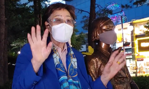 이용수 할머니 대구 수요집회 참석 이용수 할머니가 27일 대구에서 열린 일본군 위안부 피해자들을 위한 수요집회에 참석해 손을 흔들어 보이고 있다. 오마이뉴스 제공