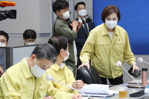 유은혜 부총리 겸 교육부 장관이 29일 오전 정부서울청사 중앙재난안전상황실 서울상황센터에서 열린 코로나19 대응 중앙재난안전대책본부 회의에 참석하고 있다. 연합뉴스