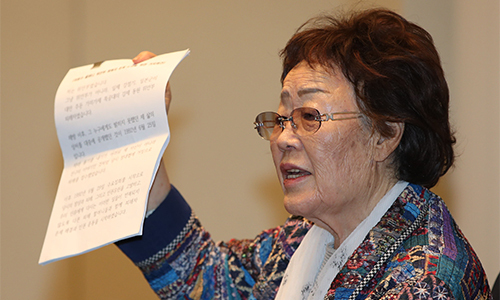 일본군 위안부 피해자 이용수 할머니가 지난 25일 오후 대구 수성구 만촌동 인터불고 호텔에서 기자회견을 시작하며 문건을 들어 보이고 있다. 연합뉴스