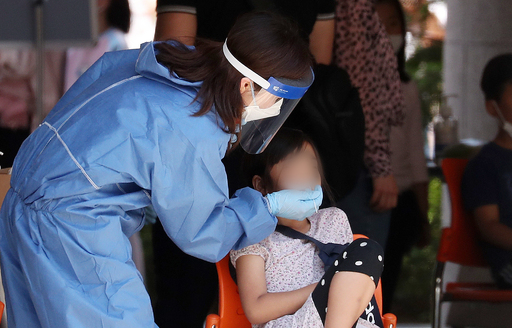 29일 인천광역시 서구 백석초등학교에 마련된 선별진료소에서 학생이 검체 검사를 받고 있다.