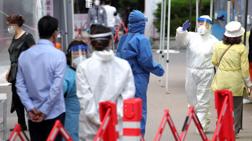 인천과 경기 부천 지역에 신종 코로나바이러스 감염증(코로나19) 확산 우려가 커지는 가운데 28일 오후 인천 계양구보건소에 마련된 선별진료소에서 관계자가 시민들을 안내하고 있다. 연합뉴스