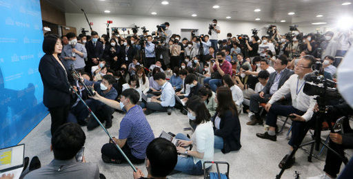 더불어민주당 윤미향 당선인이 29일 오후 국회 소통관에서 기자회견을 열고 정의기억연대 활동 당시 회계 부정 등 각종 의혹에 대한 입장을 밝힌 후 취재진의 질문에 답하고 있다. 연합뉴스