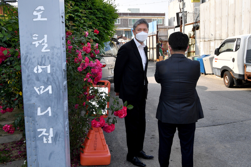 지난 29일 노태우 전 대통령의 장남 노재헌씨가 광주 남구 오월어머니집을 찾아 이동하고 있다. 광주=뉴시스