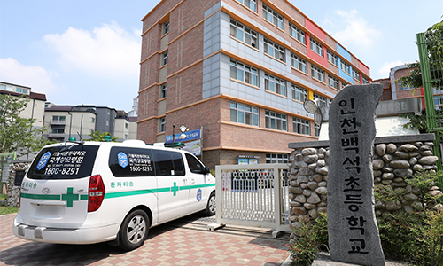 29일 인천광역시 서구 백석초등학교로 병원 차량이 들어가고 있다. 뉴스1