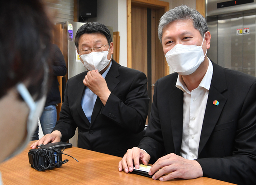 지난 29일 노태우 전 대통령의 장남 노재헌 씨가 광주 남구 오월어머니집을 찾아 김형미 오월어머니집 사무총장과 대화를 나누고 있다. 광주=뉴시스